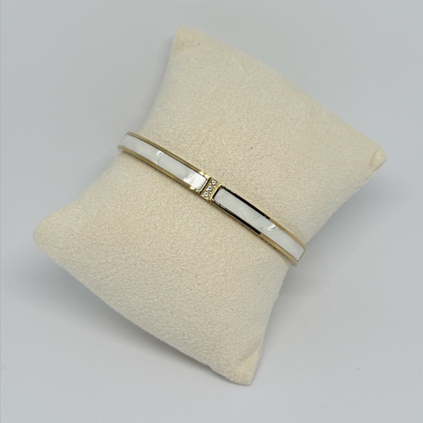 Clamshell gold bangle