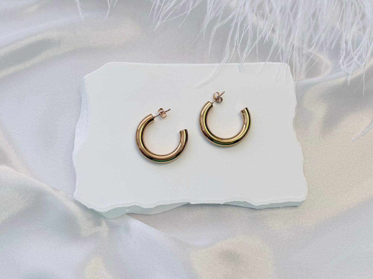Chunky hoop stud-gold