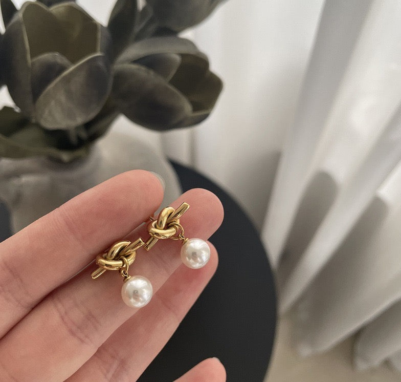 Knotted pearl earrings