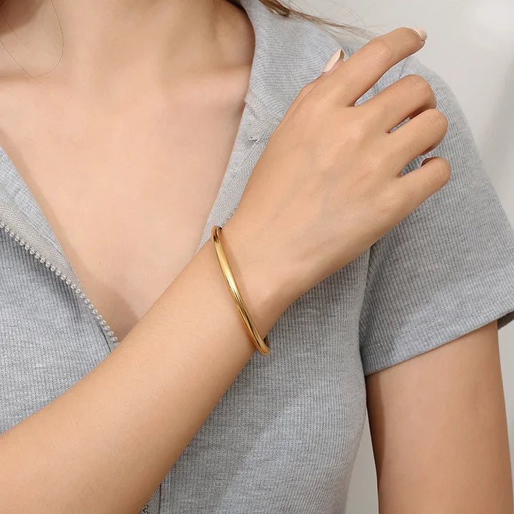 Simple solid bangle gold